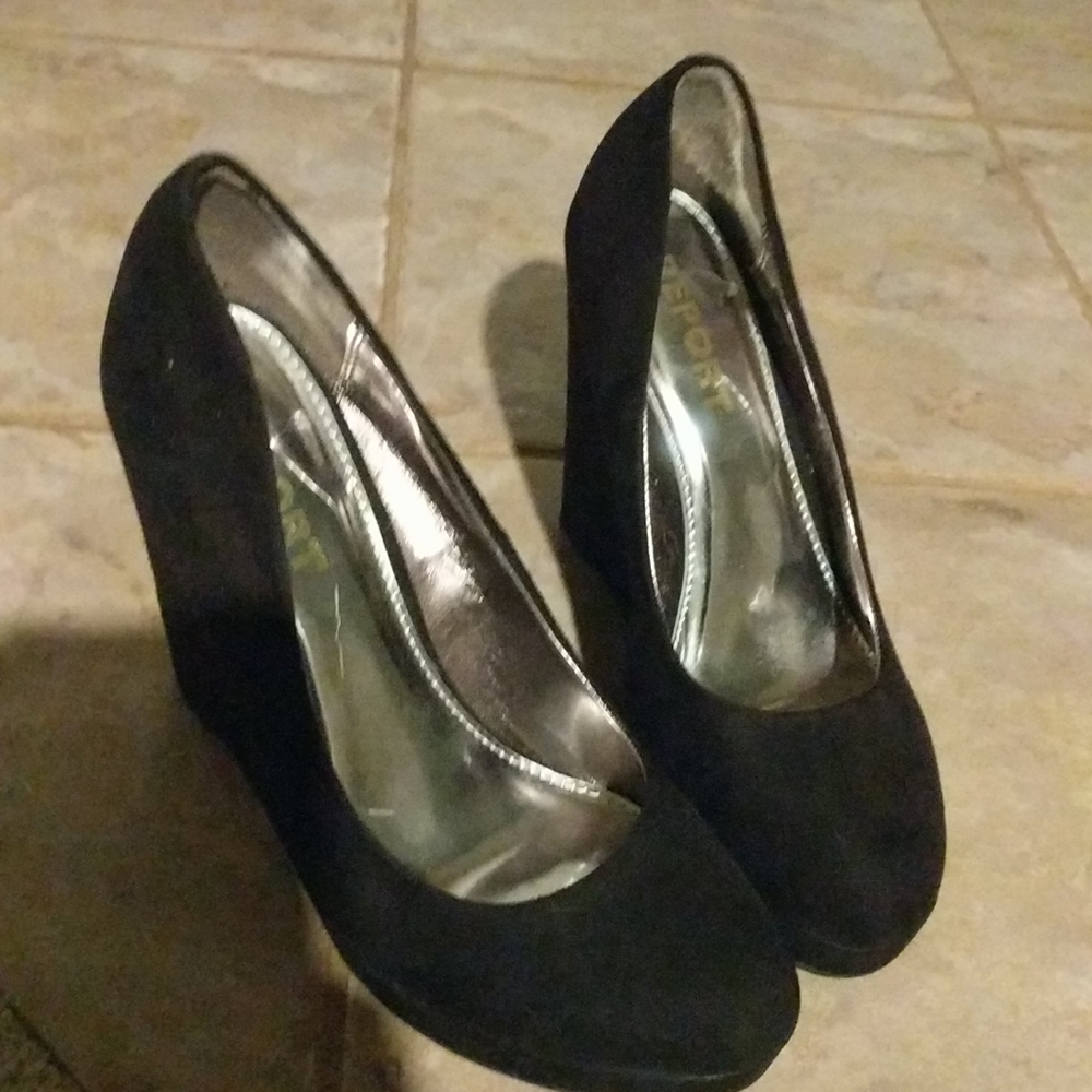 Black wedges